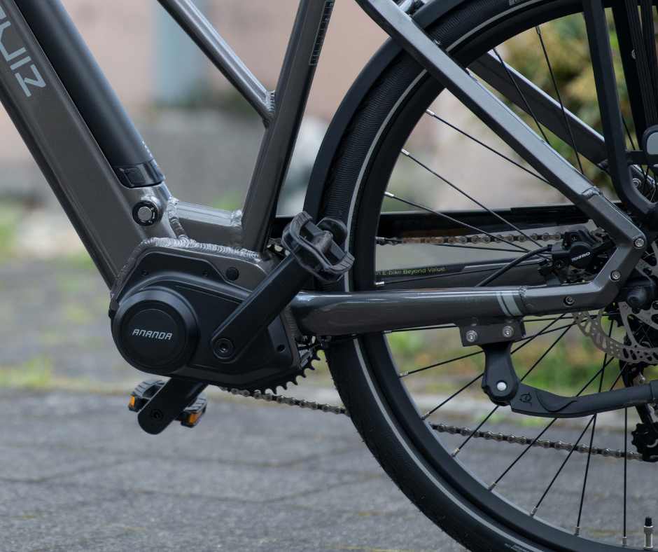 Close-up of the Deruiz Mica ebike's mid-drive motor and chainring for enhanced torque.