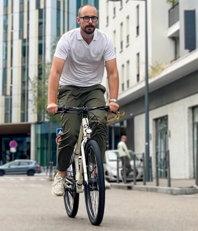 Man riding the Ref Urban bike.