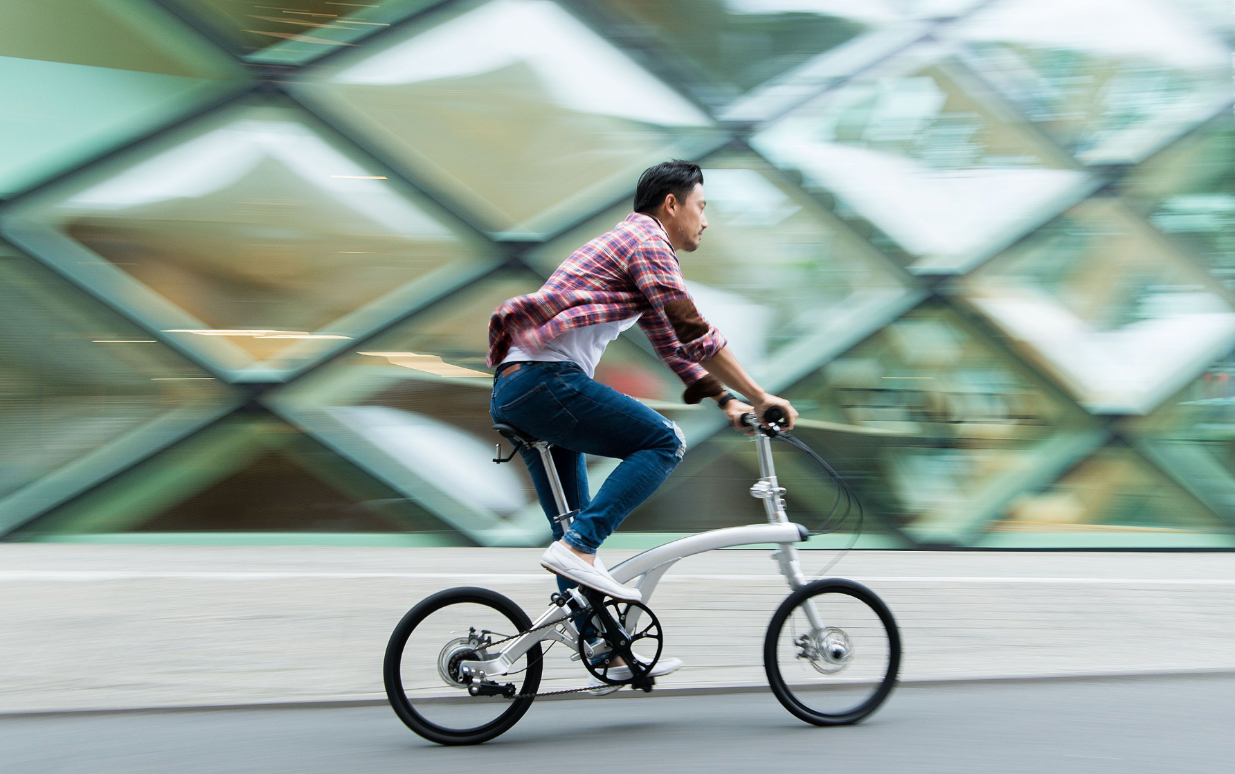 A man riding the lightweight foldable Iruka C bike in the city.