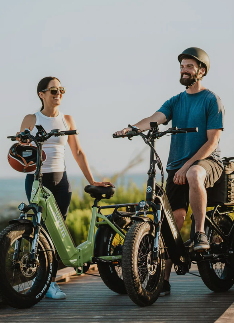 Couple going on a cycle date with the Eskute Star and Polluno ebikes.