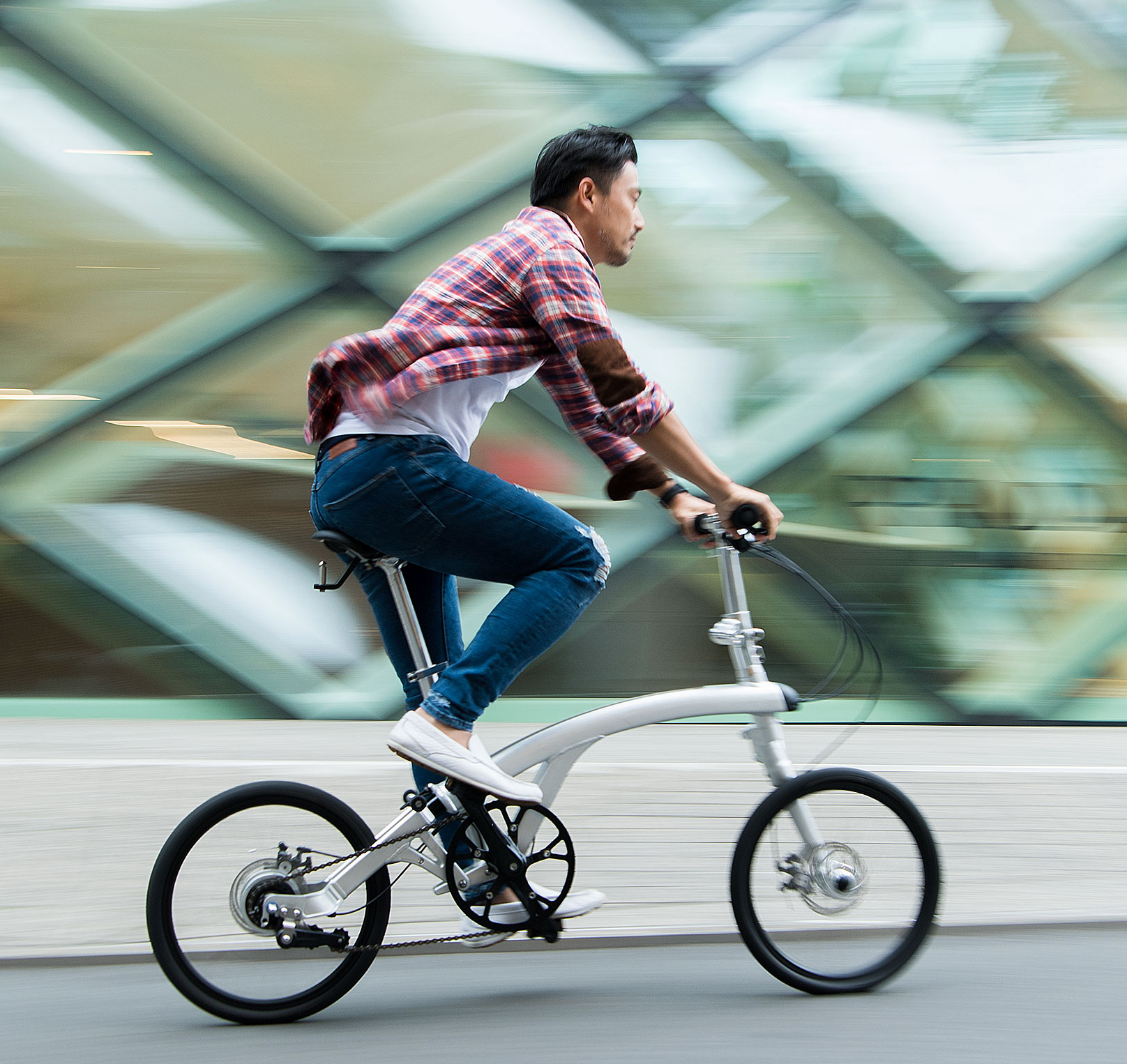 A man riding the white Iruka C bike in the city.